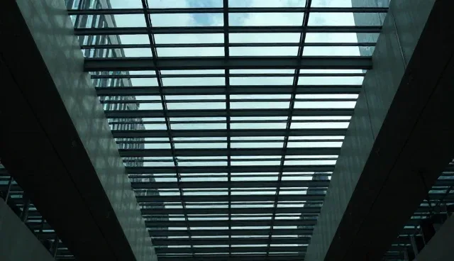 旅游服务优化：人工与智能导览的比较与取舍
